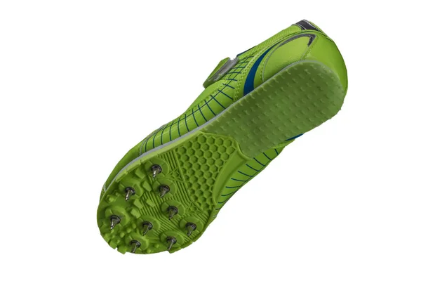 Sola Verde Com Tênis Cravados Fundo Branco Sapatos Desportivos — Fotografia de Stock