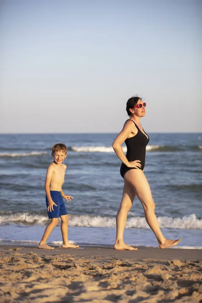 Criança Vertical Com Mãe Mar Filho Vai Atrás Mãe Longo — Fotografia de Stock