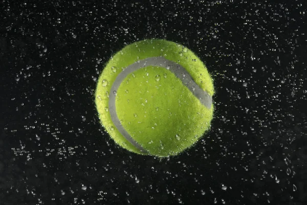 Tennisball Wasser Vor Dunklem Hintergrund — Stockfoto