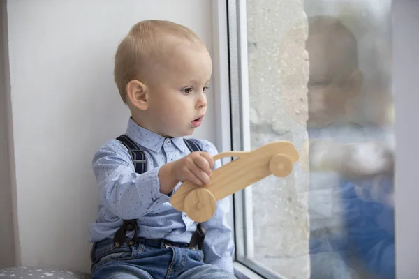 Niño Pequeño Mira Por Ventana Niño Con Juguete Sienta Alféizar —  Fotos de Stock