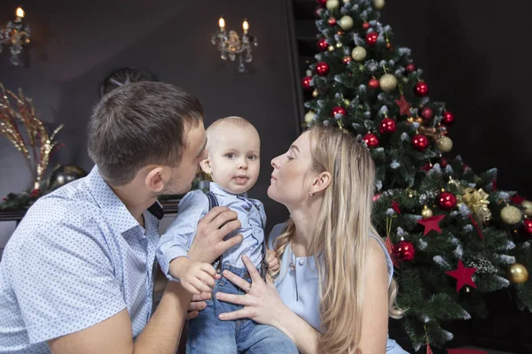 Familjen Vid Jul Mor Far Och Barn Leker Mot Bakgrund — Stockfoto