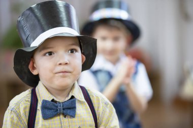 Melon şapkalı komik çocuk. Beş yaşındaki bir çocuğun portresi..