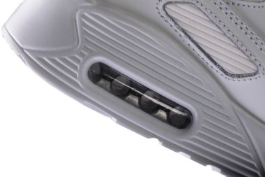 Beyaz arka planda beyaz bir spor ayakkabısının parçası.