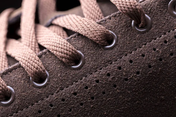レース付きのスエードブーツの一部 茶色の靴の断片 一片のスニーカー — ストック写真