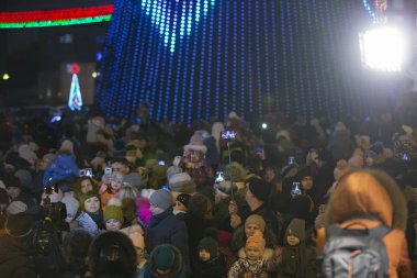 Belarus, Gomil şehri, 10 Aralık 2019. Noel ağacını ışıklandırma bayramı. Noel ağacının yanında bir sürü insan var..