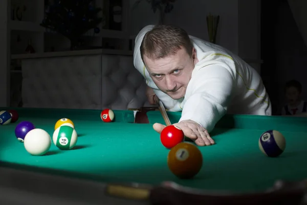 Bilardo Oynayan Bir Adam Elinde Istakayla Bir Adam — Stok fotoğraf