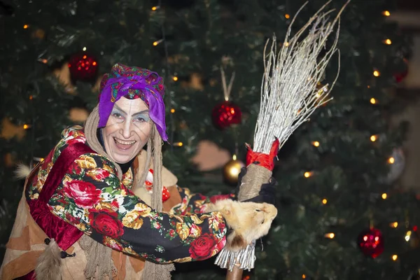 Baba Yaga Con Una Scopa Sullo Sfondo Dell Albero Natale — Foto Stock