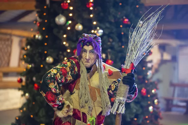 Baba Yaga Con Una Scopa Sullo Sfondo Dell Albero Natale — Foto Stock