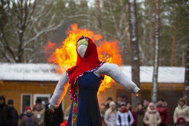 Belarus, Gomil şehri, 25 Şubat 2017. Maslenitsa Festivali. Shrovetide şenlikleri sırasında geleneksel Shrovetide 'in yakılması. Maslenitsa.
