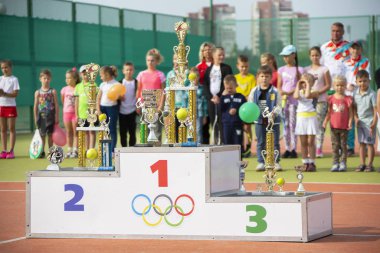 Belarus, Gomil şehri, Eylül 08, 2018. Açık tenis kortları. Bulanık çocuk atletlerin arka planında fincanlar olan spor kaidesi.