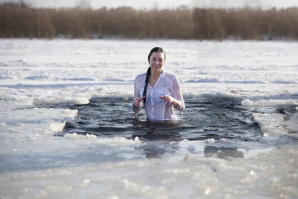 Православний Обряд Купання Льодовиковій Дірі Жінка Купається Крижаній Воді — стокове фото