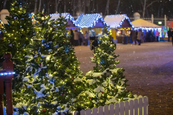 Vánoční Město Pozadí Vánoční Stromky Slavnostním Veletrhu — Stock fotografie
