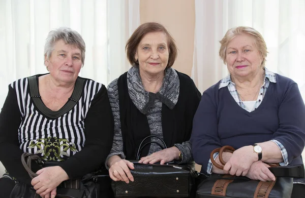 Trzy Starsze Kobiety Byłe Dziewczyny Emerytura Siedemdziesięcioletnie Kobiety — Zdjęcie stockowe