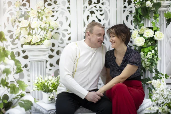 Casal Meia Idade Mãos Dadas — Fotografia de Stock