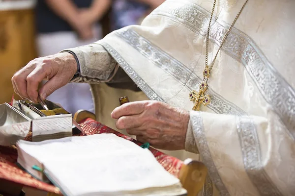 Православие. Руки священника на библии. — стоковое фото