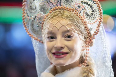 Belarus, Gomil şehri, 10 Aralık 2019. Noel ağacını ışıklandırma bayramı. Güzel Rus kar kızı Noel tatilinde.