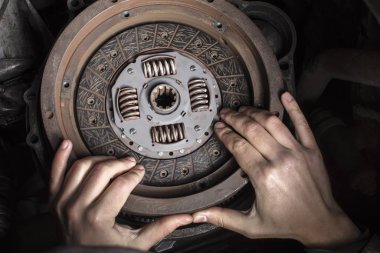 Araba motor bakımı. Motor debriyajı tamiri. Debriyaj diski olan bir tamirci..