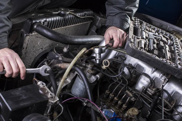 Reparation Bilmotorer Dieselmotortjänster Händerna Med Mekaniker Med Skiftnyckel Reparera Mercedes — Stockfoto