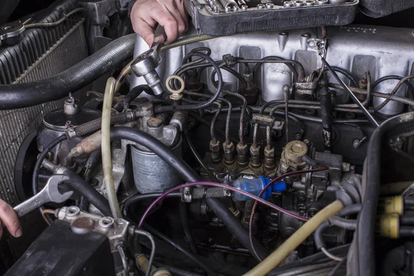 Reparation Bilmotorer Dieselmotortjänster Händerna Med Mekaniker Med Skiftnyckel Reparera Mercedes — Stockfoto