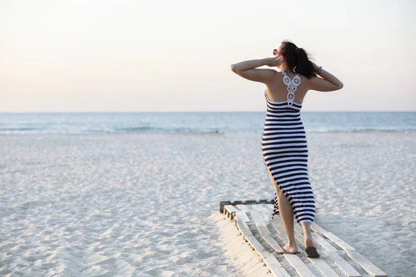 Kobieta Idzie Nad Morze Wzdłuż Piaszczystej Plaży Wakacje Nad Oceanem — Zdjęcie stockowe