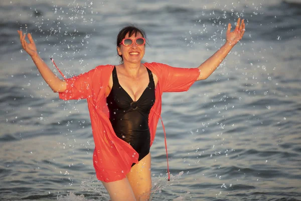 海での幸せな女性とスプラッシュ — ストック写真
