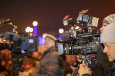 Belarus, Gomil şehri, 10 Aralık 2019. Noel Fuarı. Sokaktaki kameramanlar bir rapor hazırlıyorlar..