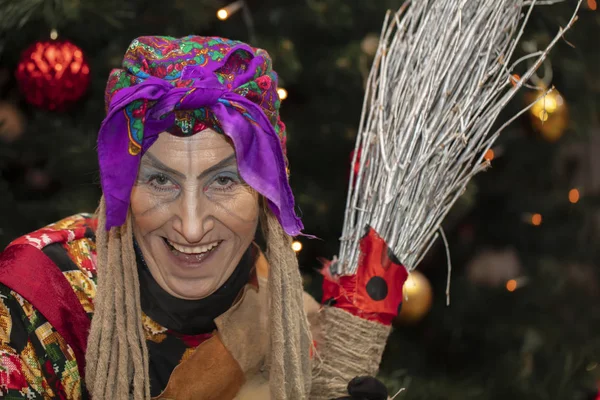 Baba Yaga Com Uma Vassoura Fundo Árvore Natal Bruxa Russa — Fotografia de Stock