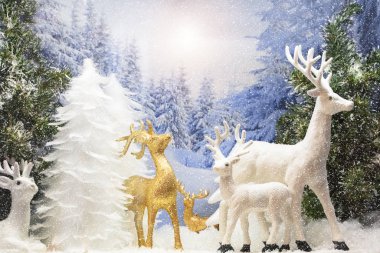 Noel arkaplanı: Ormanın arka planında minyatür geyikler.