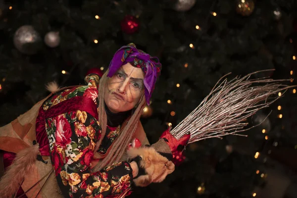 Baba Yaga Com Uma Vassoura Fundo Árvore Natal Bruxa Russa — Fotografia de Stock