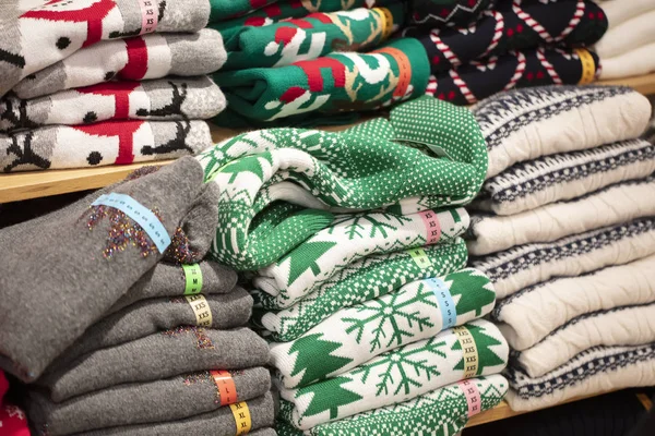 Suéteres Con Adornos Navidad Tienda Pila Punto Doblado — Foto de Stock