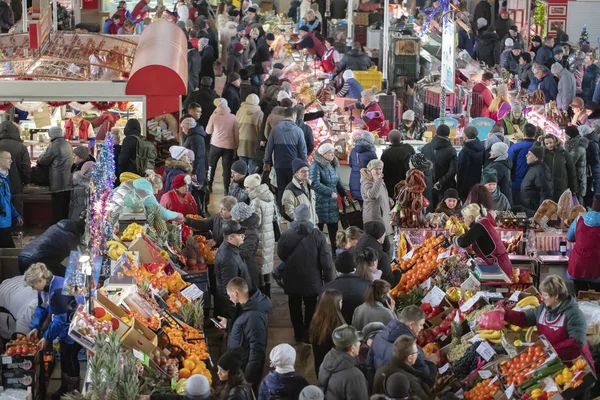 ベラルーシ ゴミル市 2019年12月29日 中央バザール市場のトップビューの多くの人々 — ストック写真