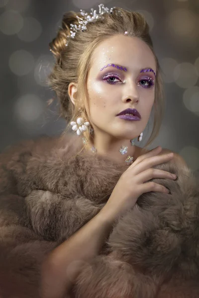 Menina Luxuosa Com Uma Bela Maquiagem Casaco Pele Beleza Peles — Fotografia de Stock