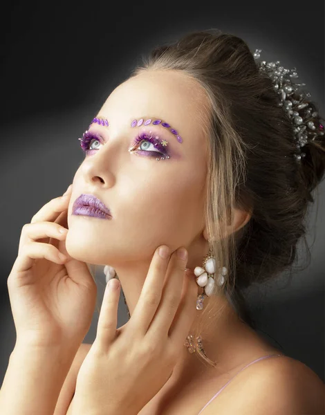 Menina Modelo Com Maquiagem Brilhante Maquiagem Moda Mulher Com Restaurações — Fotografia de Stock