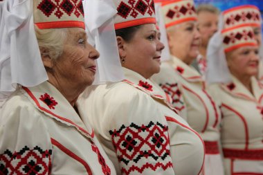 Belarus, Gomil şehri, 12 Kasım 2018. Emekliler evi. Yaşlı Slav kadınlar şarkı söyler. Ulusal şapkalı Belaruslu kadınlar.