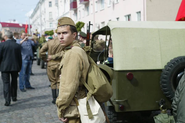 2015年5月9日 ゴミル市ベラルーシ 第二次世界大戦の復興 ロシアの兵士の形をした男 — ストック写真