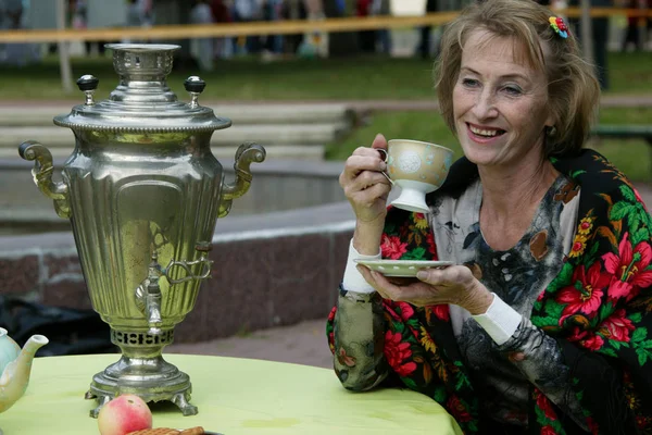 Belarus City Gomil November 2015 Streets Town Russian Woman Drinks — Stock Photo, Image