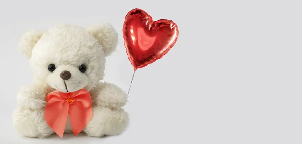 Lindo Oso Peluche Sostiene Una Bola Corazón San Valentín Con — Foto de Stock