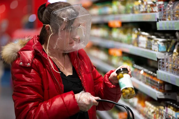 Protección Contra Coronovirus Mujer Una Tienda Con Una Caja Plástico — Foto de Stock