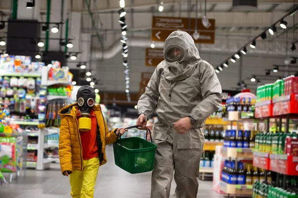 Protección Contra Coronovirus Niño Con Una Máscara Gas Hombre Con — Foto de Stock