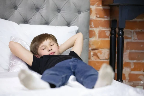 Niño Duerme Acostado Cama Chico Edad Escolar Quedó Dormido —  Fotos de Stock