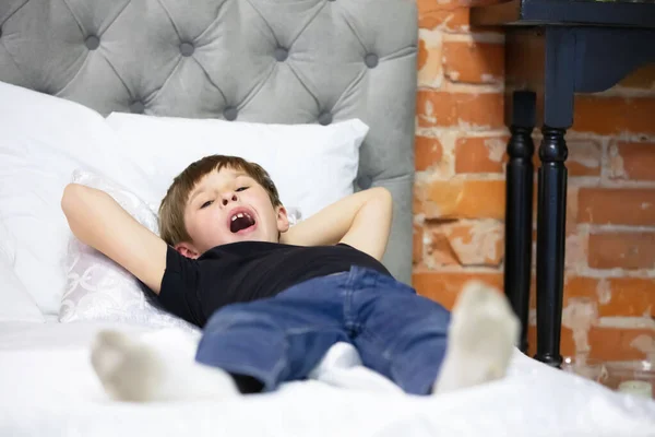 Niño Bosteza Mientras Está Acostado Cama Chico Quiere Dormir Estudiante —  Fotos de Stock