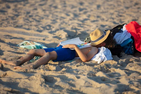 Das Kind Liegt Strand Sand Der Junge Schlief Strand Ein — Stockfoto