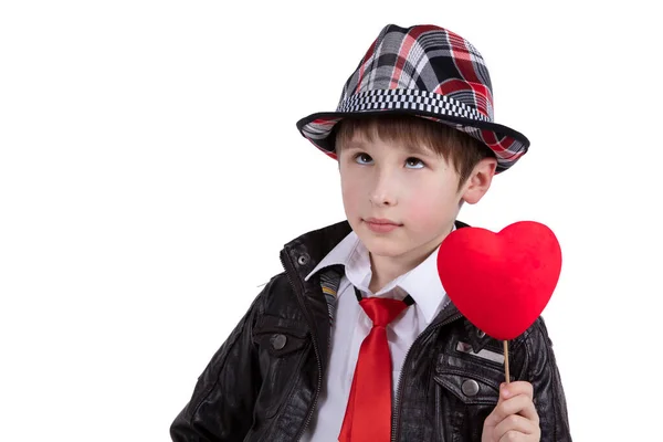 Αστείο Παιδί Κόκκινη Γραβάτα Και Καπέλο Κρατά Ένα Ραβδί Καρδιά — Φωτογραφία Αρχείου