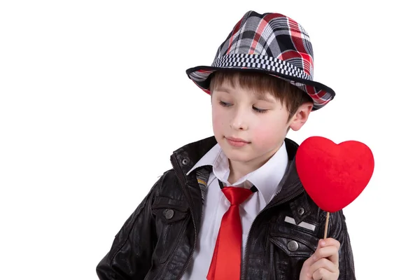 Μπερδεμένο Αγόρι Κόκκινη Καρδιά Παιδί Καπέλο Και Γραβάτα Βαλεντίνο — Φωτογραφία Αρχείου
