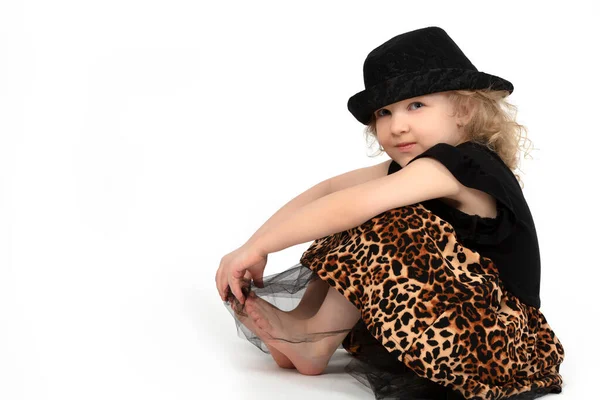 Hermosa Niña Niña Rubia Con Sombrero Negro Sobre Fondo Blanco — Foto de Stock