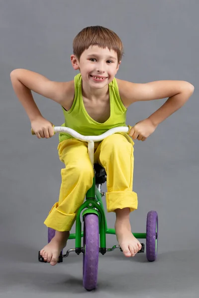 Ευθεία Ένα Παιδί Φωτεινά Ρούχα Ξυπόλυτη Βόλτες Ποδήλατο Ενός Παιδιού — Φωτογραφία Αρχείου