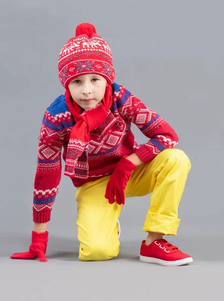 Niño Con Ropa Abrigo Chico Con Sombrero Rojo Suéter Zapatillas — Foto de Stock