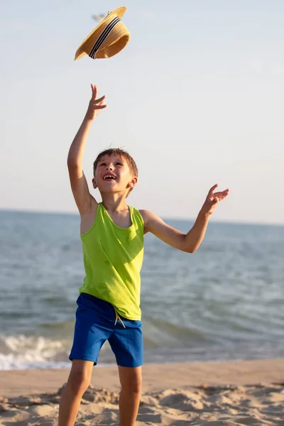 Bambino Felice Mare Ragazzo Sulla Costa Vomitato Cappello — Foto Stock