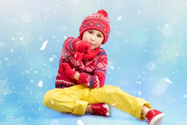 Dziecko Ciepłych Ubraniach Niebieskim Zimowym Tle Chłopiec Czerwonym Dzianym Kapeluszu Zdjęcie Stockowe