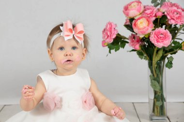 İlk doğum günüm. Küçük kız krem sürmüş. Çocuk bir yaşında. Tatilde komik bir çocuk..